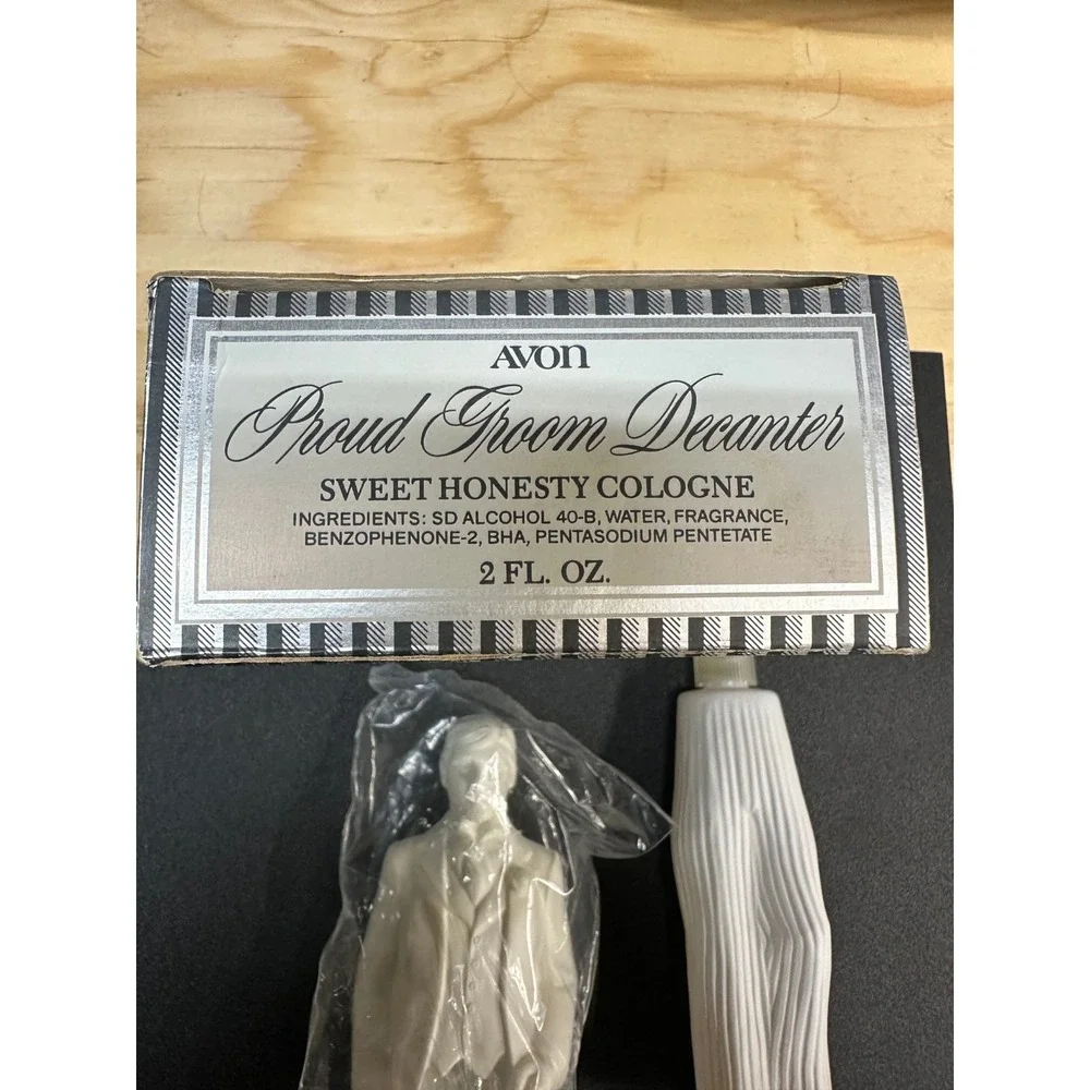 Avon Proud Groom‎ Decanter Sweet Honesty Cologne w/ Box Vintage 2 oz NOS